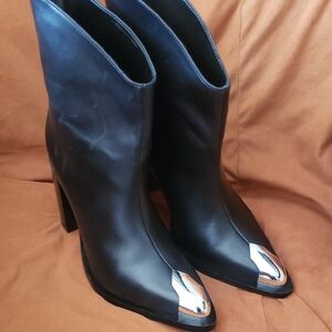 SCHUTZ Black and Silver Heeled Boots with Sleek Design